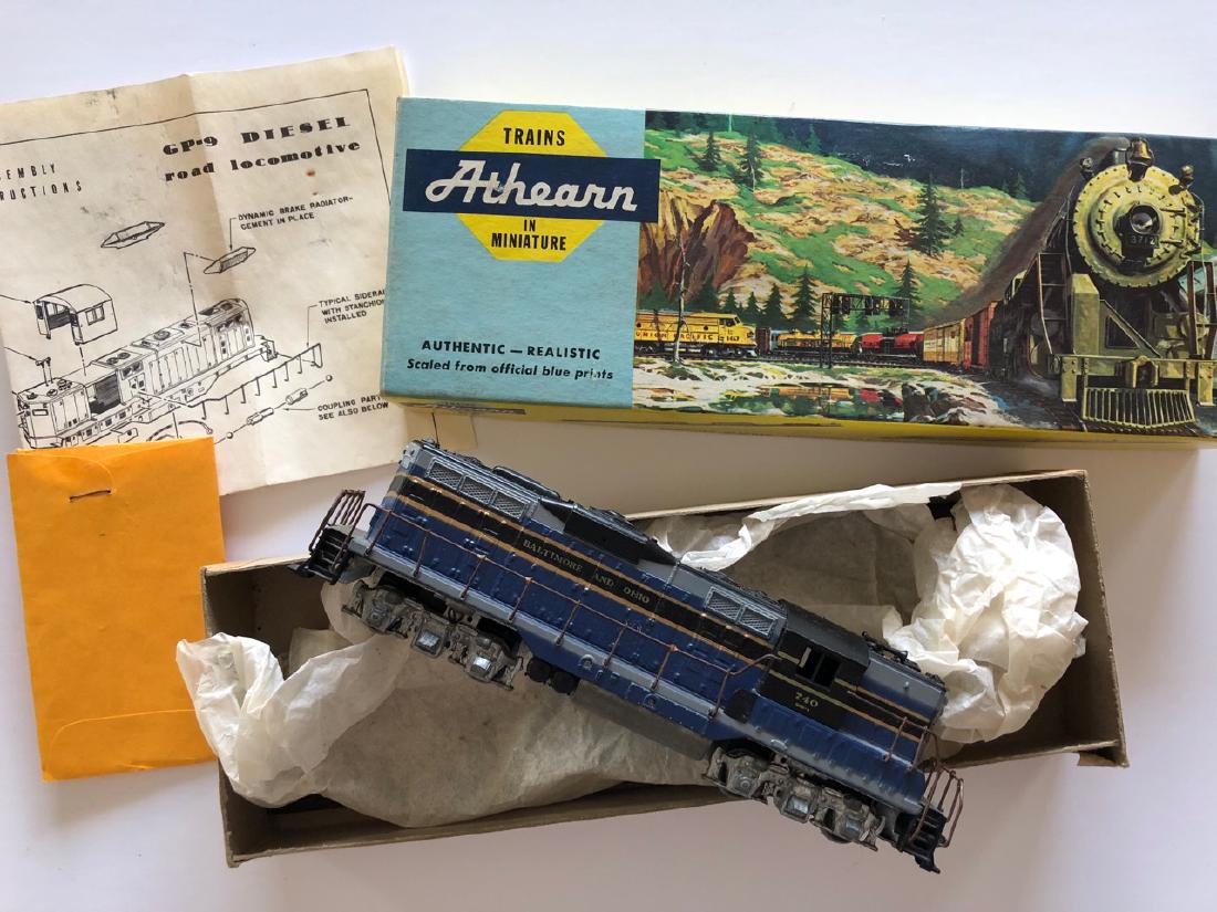 Vintage Athearn GP9 Diesel Locomotive: Vintage Athearn GP9 Diesel Locomotive IN BOX ! Geared - Illuminated. #3152. With Manual Please note that this lot has a confidential reserve. When you leave a bid in advance of the auction, submit you