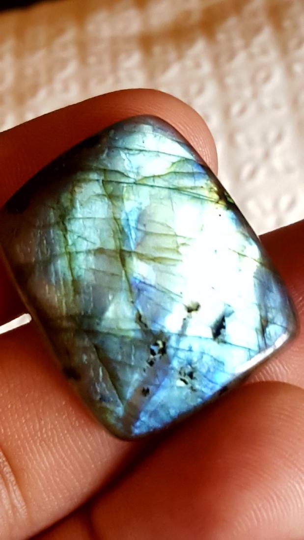SUPREME QUALITY NATURAL LABRADORITE IN EXCELLENT: Item: SUPREME QUALITY NATURAL LABRADORITE IN EXCELLENT CUTTING Origin: africa Weight: 32 carat No Reserve: This lot starts at $1 and has no reserve as a courtesy so that collectors can determine the t