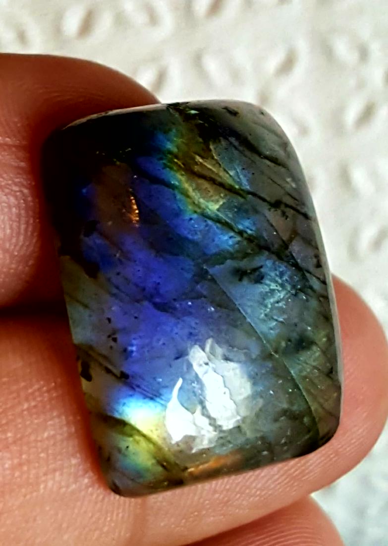 SUPREME QUALITY NATURAL LABRADORITE IN EXCELLENT: Item: SUPREME QUALITY NATURAL LABRADORITE IN EXCELLENT CUTTING Origin: africa Weight: 30 carat No Reserve: This lot starts at $1 and has no reserve as a courtesy so that collectors can determine the t