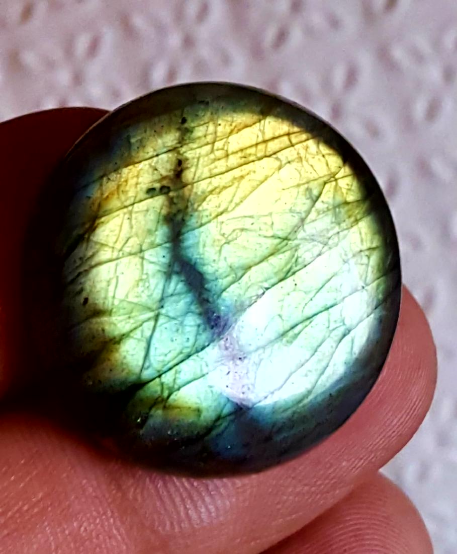 SUPREME QUALITY NATURAL LABRADORITE IN EXCELLENT: Item: SUPREME QUALITY NATURAL LABRADORITE IN EXCELLENT CUTTING Origin: africa Weight: 42 carat No Reserve: This lot starts at $1 and has no reserve as a courtesy so that collectors can determine the t