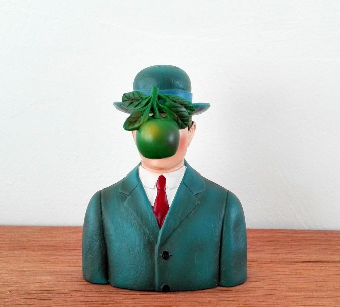René Magritte - Son of man - Le Fils de l'homme -: Title: René Magritte - Son of man - Le Fils de l'homme - Official collector's item Maker: René Magritte Origin: Belgium Date/Period: 21st century Materials: Resin Dimensions: 1 In excellent / mint c