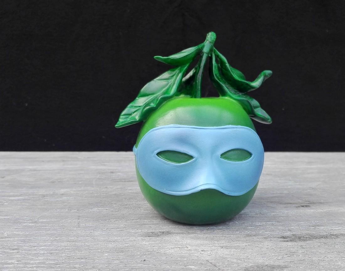 René Magritte - Blindfolded apple - Official: Title: René Magritte - Blindfolded apple - Official collectable Maker: René Magritte Origin: Belgium Date/Period: 21st century Materials: Resin Dimensions: Height 11 cm In excellent / mint condition