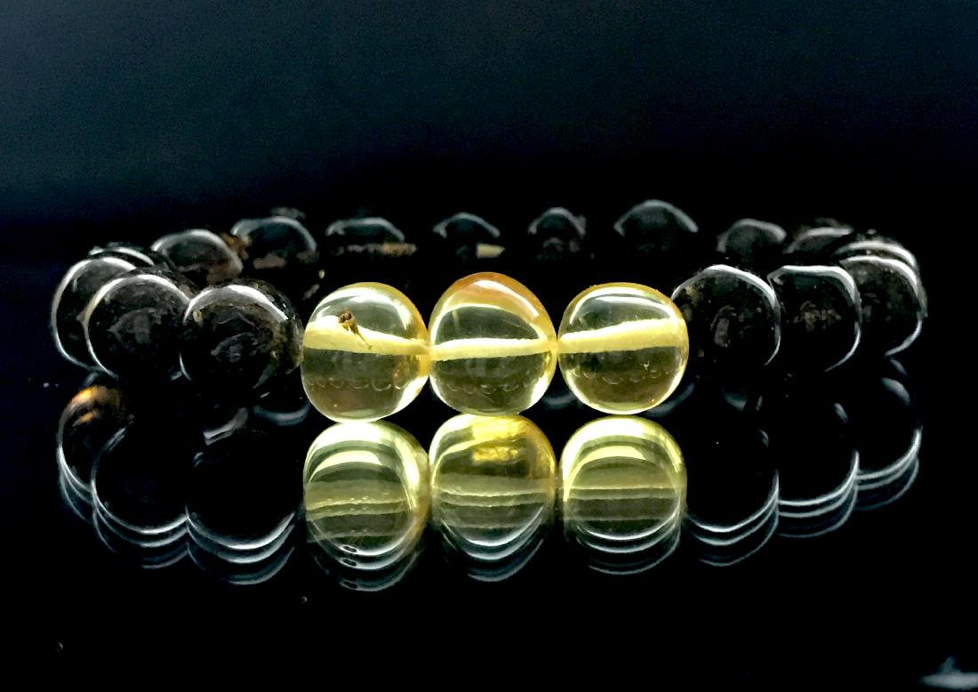 Bracelet old Baltic amber beads black&lemon 16.2 gr (1 of 10)