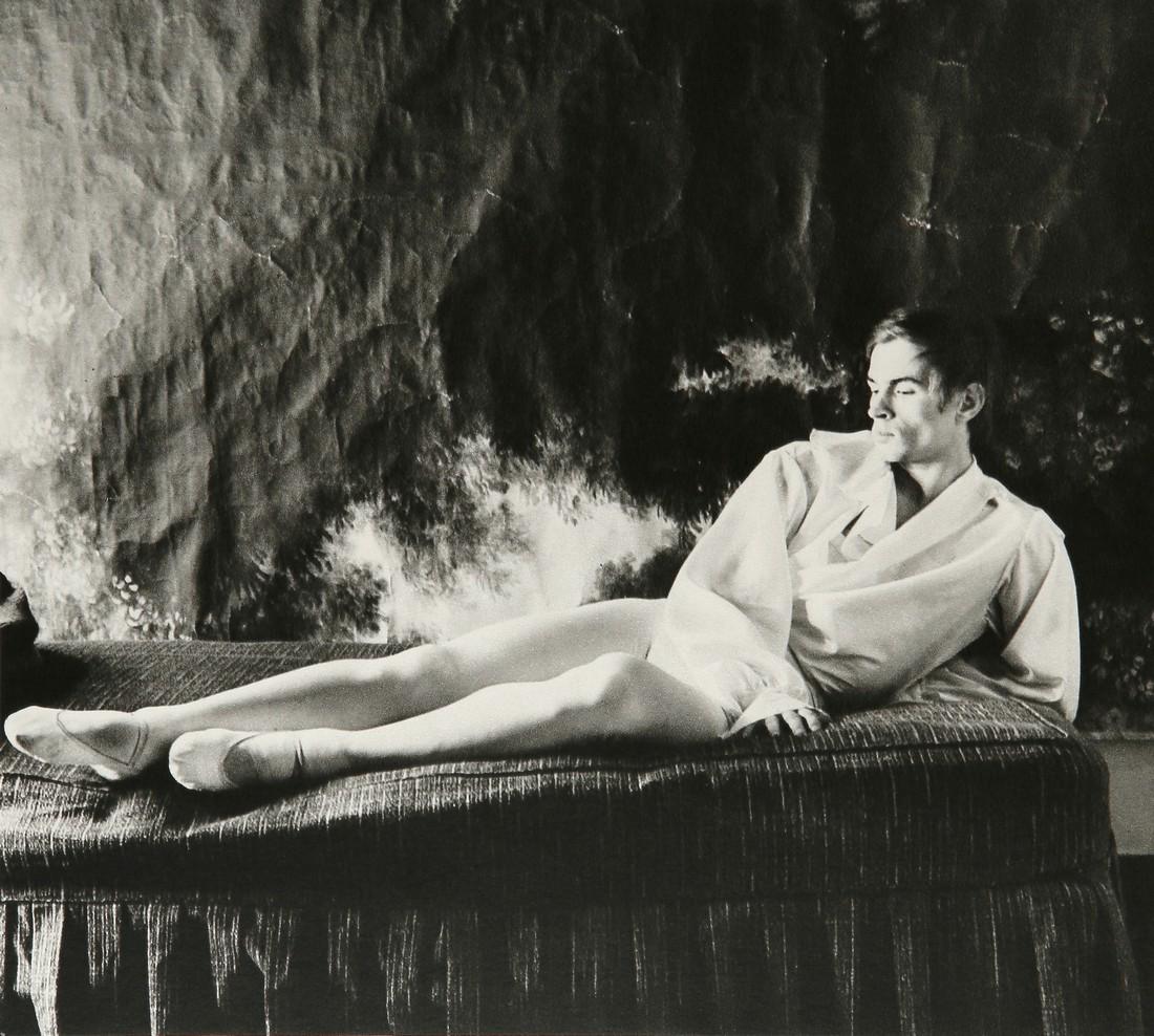 CECIL BEATON - Rudolph Nureyev 1962: Artist: Cecil Beaton Title: Rudolph Nureyev 1962 Date Printed: 1979 Medium: Photogravure Printer Location: Printed in Italy in 1979 19.5x 17.5 cm - 7.7x6.9 inch, With tissue guard Mount Size: 30x40 cm
