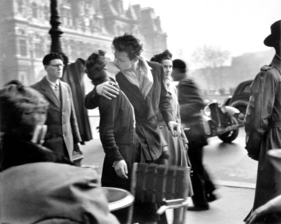 ROBERT DOISNEAU - Le Baiser de l'hotel de ville,1950: Artist: Robert Doisneau Title: Le Baiser de l'hotel de ville,1950 Date Printed: 2006 Medium: Photolithograph with copyright by Robert Doisneau/Rapho Printer Location: Italy 19x23.5 cm - 7.4x9.2 inch M