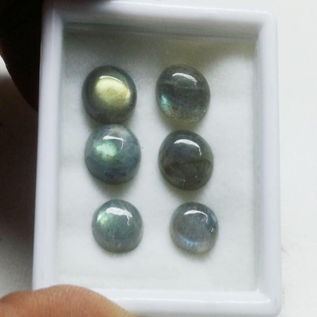 Natural Labradorite Gemstone: Item: Natural Labradorite Gemstone Gemstones: Labradorite Weight: 16 Size/Dimensions: 10 x 8 x 5 Number of Pieces: 6 Please note that this lot has a confidential reserve. When you leave a bid in advan