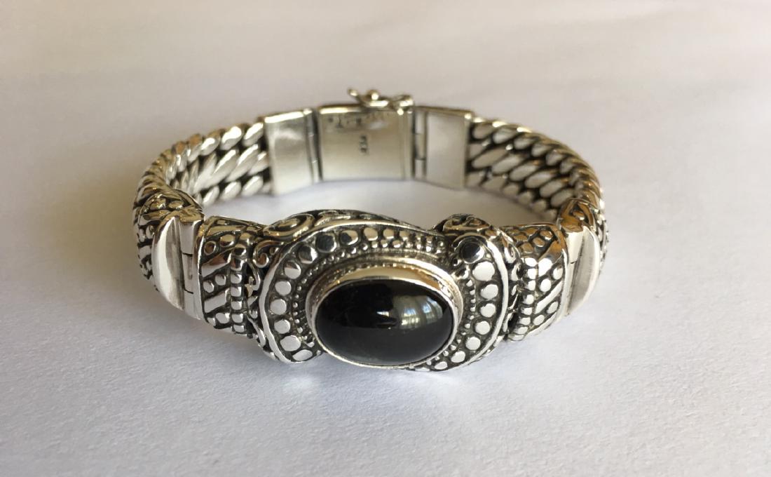 sterling silver bracelet with Blackstar (Star Diopside): New to Jasper52 Extraordinary sterling silver bracelet with a Black Star of India (Star Diopside), entirely handmade in Bali, Indonesia. Length: 18 cm (without lock) Width: 1,2 cm Weight: 78 gr Includ
