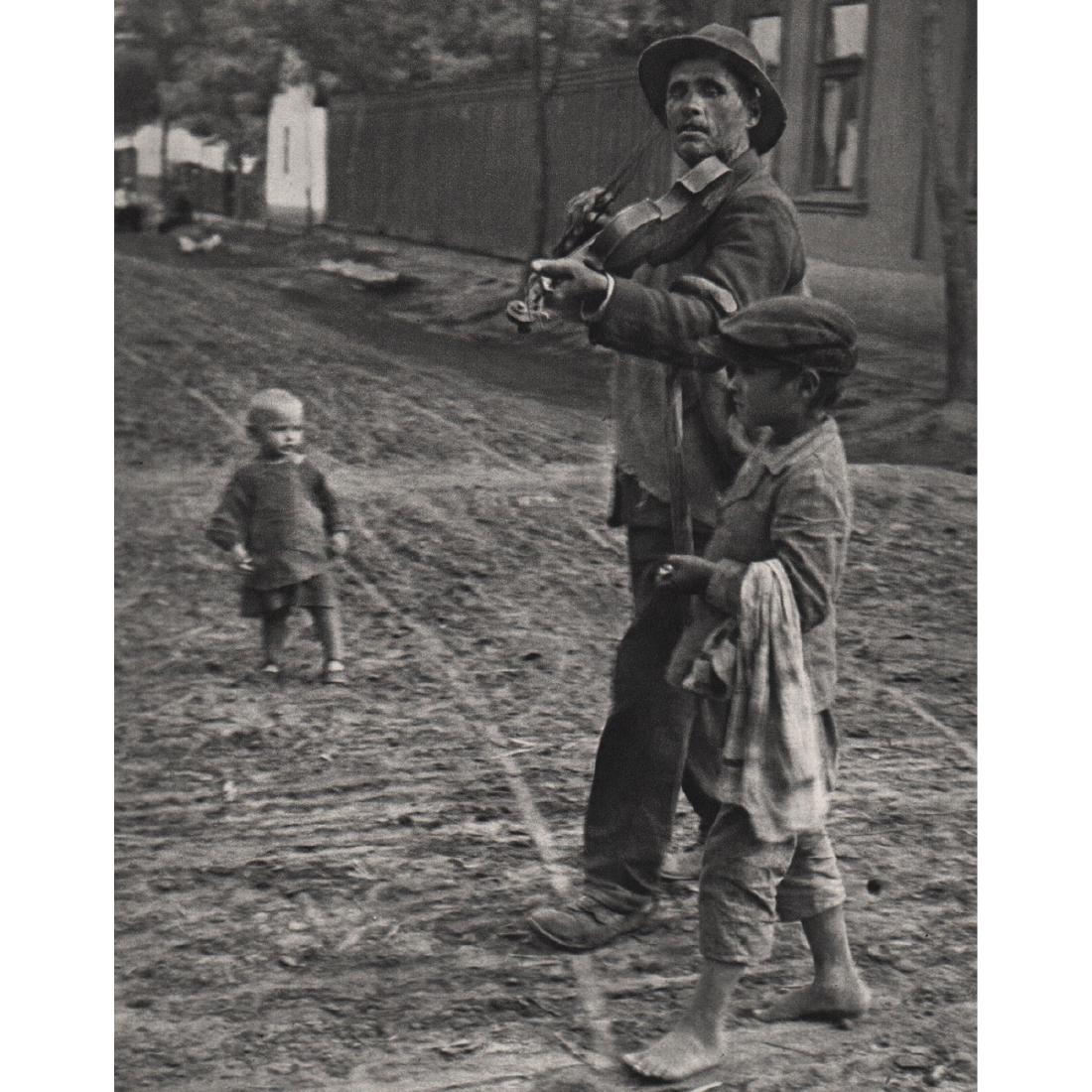 ANDRE KERTESZ - Wondering Violinist, 1921: Artist: ANDRE KERTESZ Print Title: Wondering Violinist, Abony, Hungary 1921 Medium: Sheet-Fed Gravure Printing Date: 1970's Printed in France Image size approx. 6.5 x 8.5 inches Andre Kertesz(1894-198