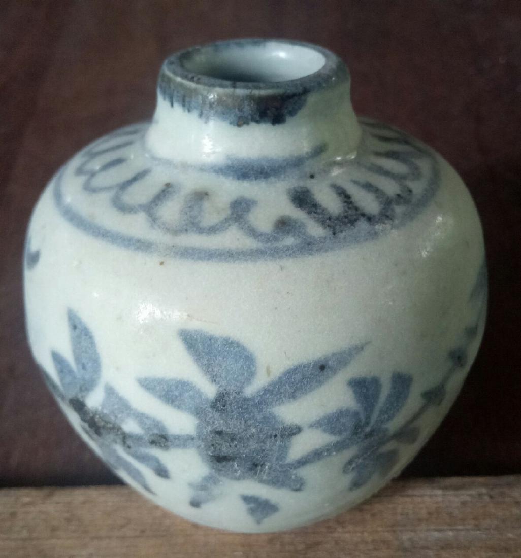 small jar with peaches: Reserve Reduced! Title: small jar with peaches Origin: China Date/Period: Ming dynasty 1368-1644 Materials: porcelain Size: width 7cm. height 7cm Please note that this lot has a confidential reserve. 