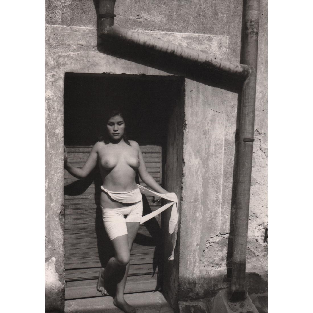 MANUEL ALVAREZ BRAVO - La Desvendada, 1938: Artist: MANUEL ALVAREZ BRAVO Print Title: La Desvendada, 1938 Medium: Photo-engraving Printing Date: 1980 Printed in the USA Image Size: 6.5 X 9.25 inches Manuel Alvarez Bravo (1902-2002) was Mexico��