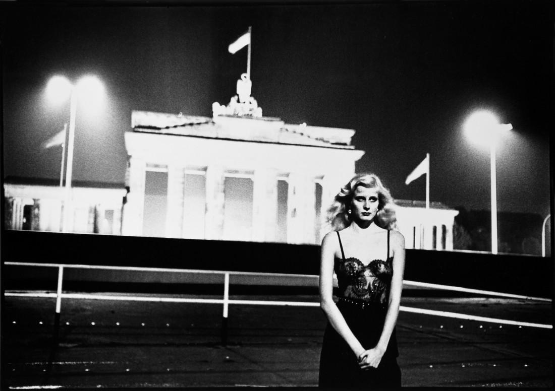 HELMUT NEWTON Mode vor de Berliner Mauer, Vogue 1979