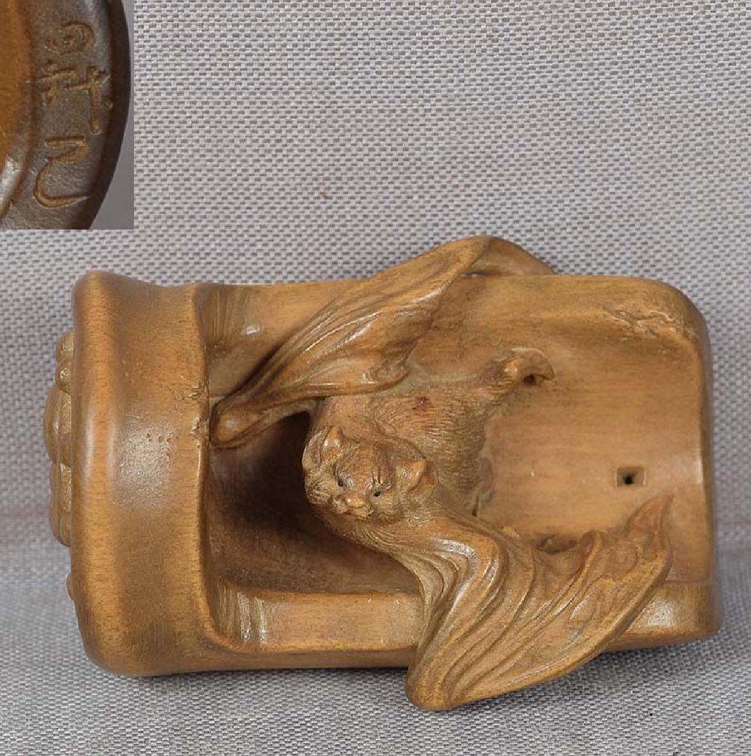 So School netsuke BAT on roof tile by Nishino SHOKO: Reserve Reduced! Wooden netsuke of a bat nestling inside an old upturned roof tile. Superb realistic depiction of the creature - see its alert face, furry body, clawed feet and extraordinary delicate