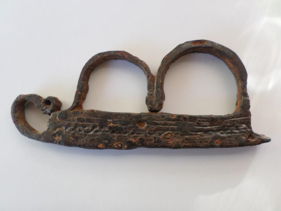 Early Medieval Viking firesteel in shape of a ship: Early Medieval Viking firesteel in shape of a ship Origin: From a Latvian private collection Date: 8-11th century AD Materials: Iron Dimensions: 82 x 34 mm Additional Information: 36,12 gram / Please 