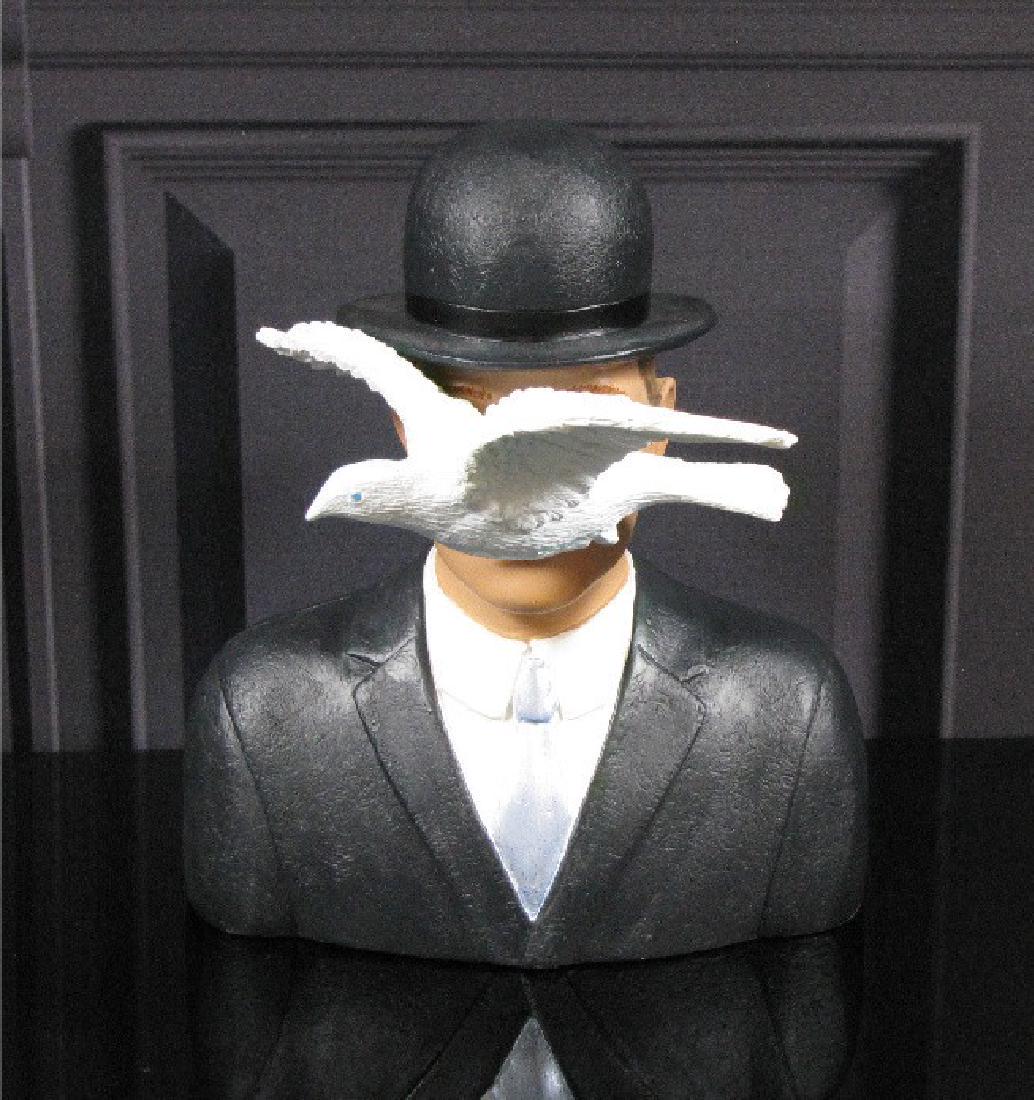 After René Magritte: L’homme au chapeau melon statue (1 of 5)