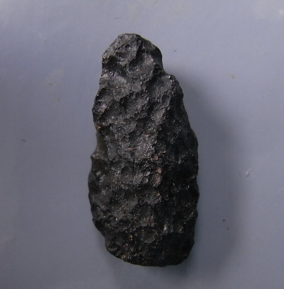 THAILANDITE TEKTITE FROM METEORITE IMPACT: Title: THAILANDITE TEKTITE FROM METEORITE IMPACT Origin: Noen Sa-nga, Chaiyaphum Province, Thailand Size: 0.5x1x2.5 cm / 3 gram elongate thailandite tektite with sharp ridges and some stange pitted ar