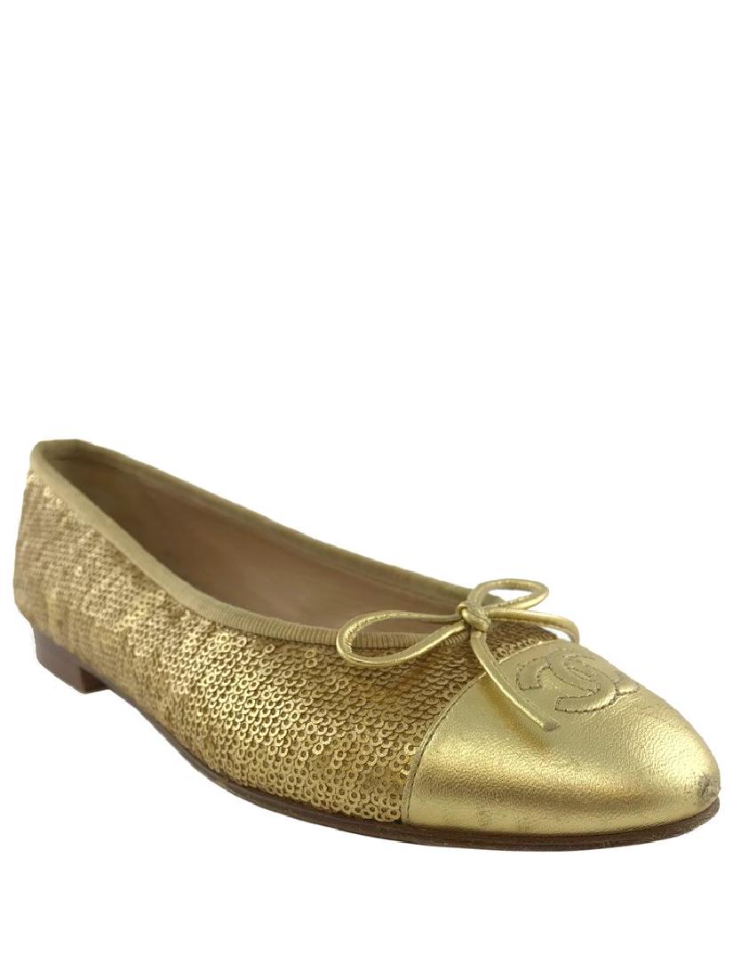 Chanel Sequin Cap-Toe Ballet Flats Size 7.5: We guarantee the authenticity of these Chanel Sequin Cap-Toe Ballet Flats Size 7.5 | EU37.5 crafted from metallic gold sequins with a round leather CC logo cap toe. Featuring a bow tie accent on the v
