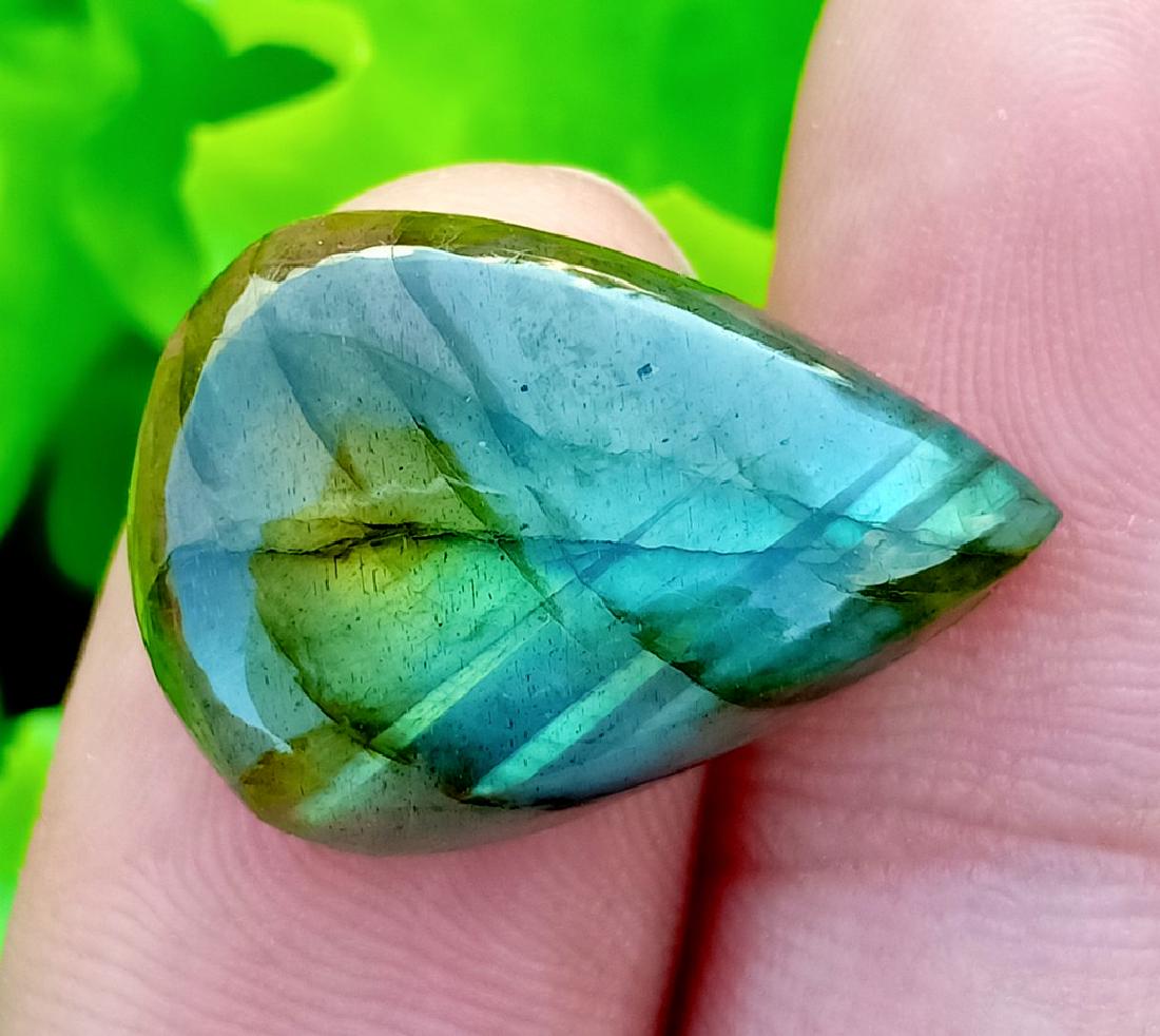 14.30 ct Gorgeous Natural Labradorite Cab~ Africa: No Reserve! Title: 14.30 ct Gorgeous Natural Labradorite Cab~ Africa Color/Clarity: None Gemstones: Labradorite Carat Weights: 14.30 Carat Size/Dimensions: 21x15x6 mm Origin: Africa Treatment: Natural