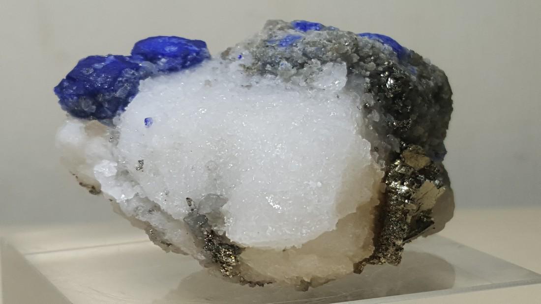 114 GRAMS TOP QUALITY LAZURITE COMBINED WITH CALCITE (1 of 3)