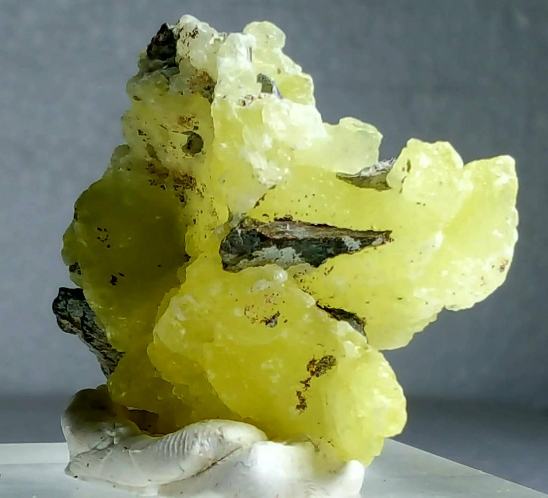 134.5 CARATS SUPREME QUALITY NATURAL YELLOWISH BRUCITE (1 of 3)