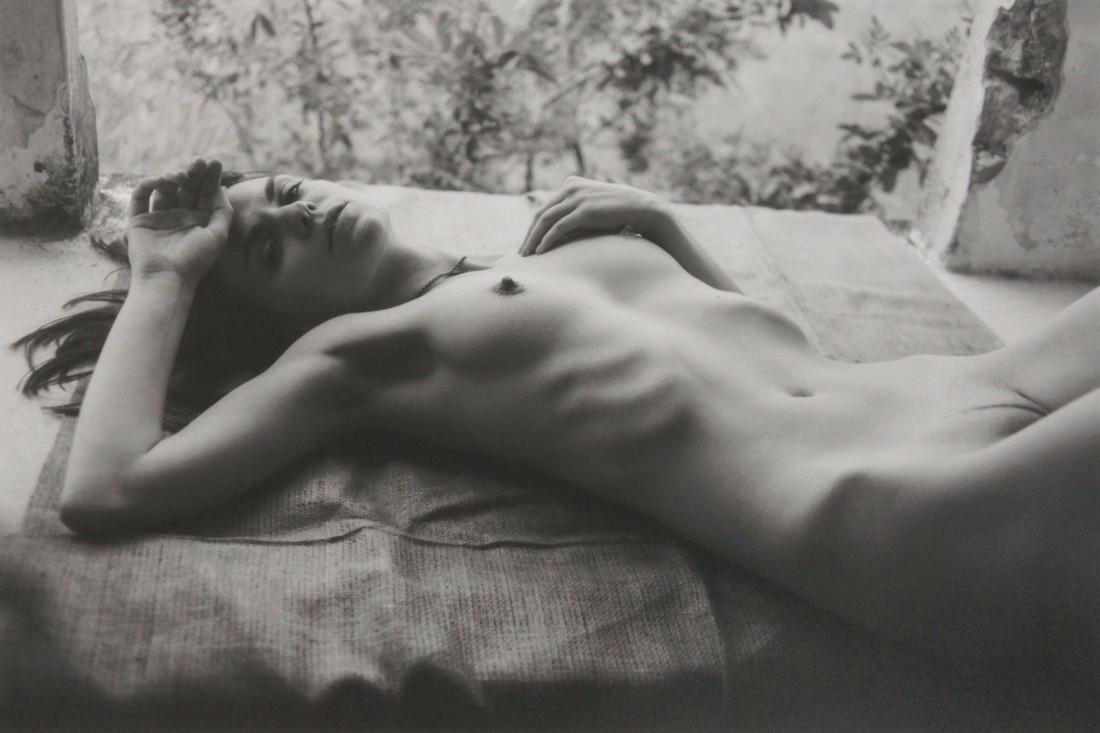 Victor Zamanski Photograph Respirare et Vivet: Victor Zamanski is a self-taught photographer born in Ukraine in 1970 and now living and working in Israel. He specializes in portraits and nudes, ('nude portraits' as opposed to 'erotic nudes') attem