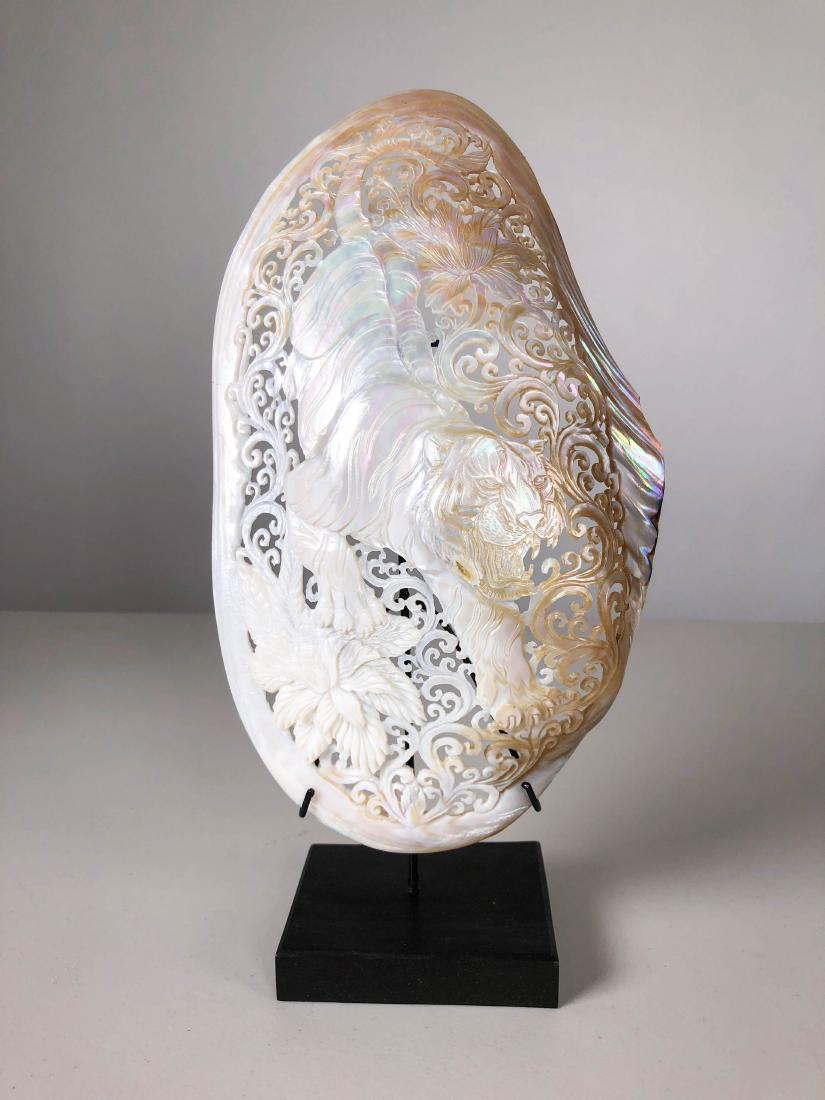 Large engraved mother of pearl shell - Japanese (1 of 10)