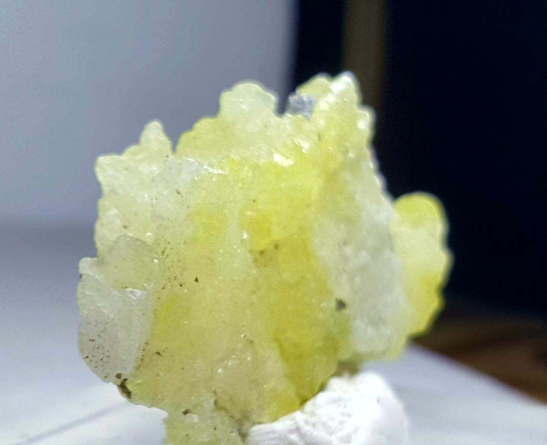 131.5 CARATS SUPREME QUALITY NATURAL YELLOWISH BRUCITE: No Reserve! Title: 131.5 CARATS SUPREME QUALITY NATURAL YELLOWISH BRUCITE MINERAL WITH MOTHER ROCK Origin: AFGHANISTAN Weight: 131.5 CARATS 131.5 CARATS SUPREME QUALITY NATURAL YELLOWISH BRUCITE MINER
