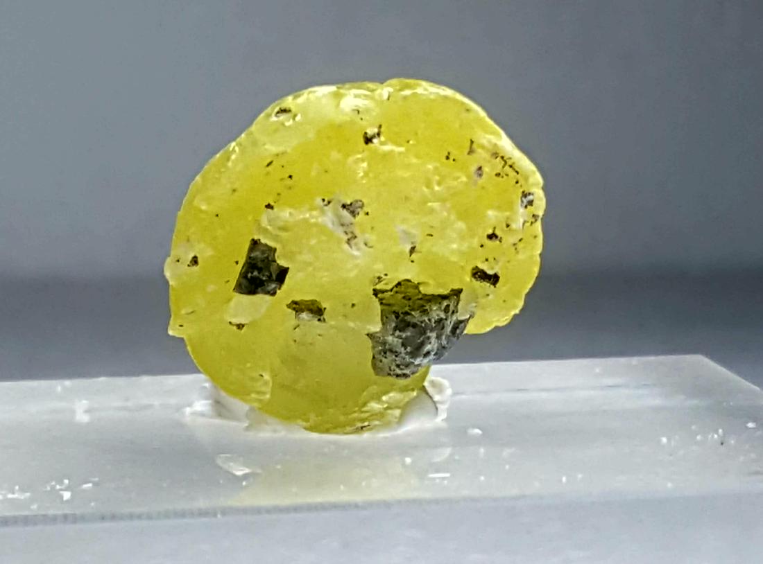 29 CARATS SUPREME QUALITY NATURAL YELLOWISH BRUCITE: No Reserve! Title: 29 CARATS SUPREME QUALITY NATURAL YELLOWISH BRUCITE MINERAL WITH MOTHER ROCK Origin: AFGHANISTAN Weight: 29 CARATS 29 CARATS SUPREME QUALITY NATURAL YELLOWISH BRUCITE MINERAL WITH M