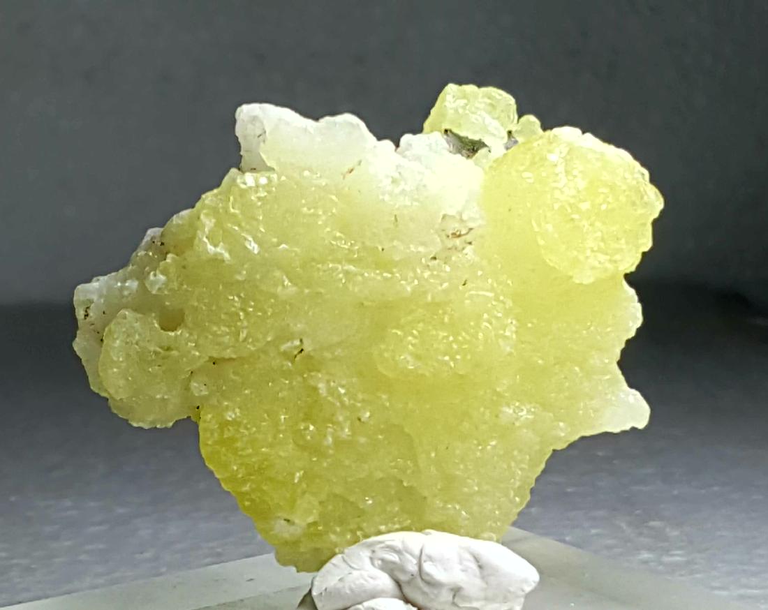 205 CARATS SUPREME QUALITY NATURAL YELLOWISH BRUCITE: No Reserve! Title: 205 CARATS SUPREME QUALITY NATURAL YELLOWISH BRUCITE MINERAL WITH MOTHER ROCK Origin: AFGHANISTAN Weight: 205 CARATS 205 CARATS SUPREME QUALITY NATURAL YELLOWISH BRUCITE MINERAL WIT