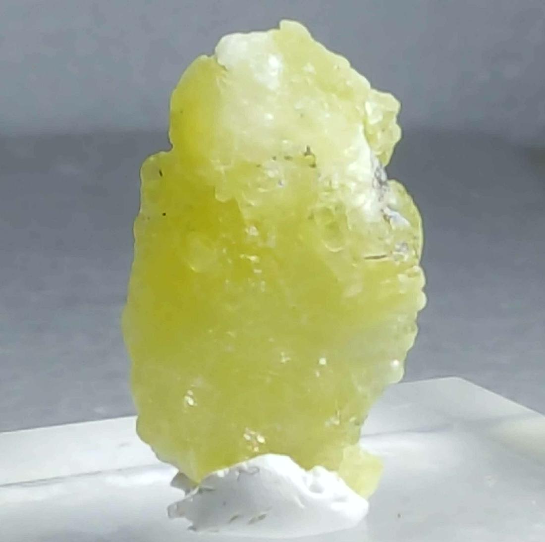 32 CARATS SUPREME QUALITY NATURAL YELLOWISH BRUCITE: No Reserve! Title: 32 CARATS SUPREME QUALITY NATURAL YELLOWISH BRUCITE MINERAL WITH MOTHER ROCK Origin: AFGHANISTAN Weight: 32 CARATS 32 CARATS SUPREME QUALITY NATURAL YELLOWISH BRUCITE MINERAL WITH M
