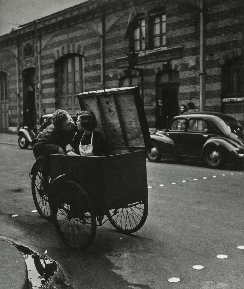 ROBERT DOISNEAU - Kiss in Delivery Bicycle, 1950 (1 of 1)