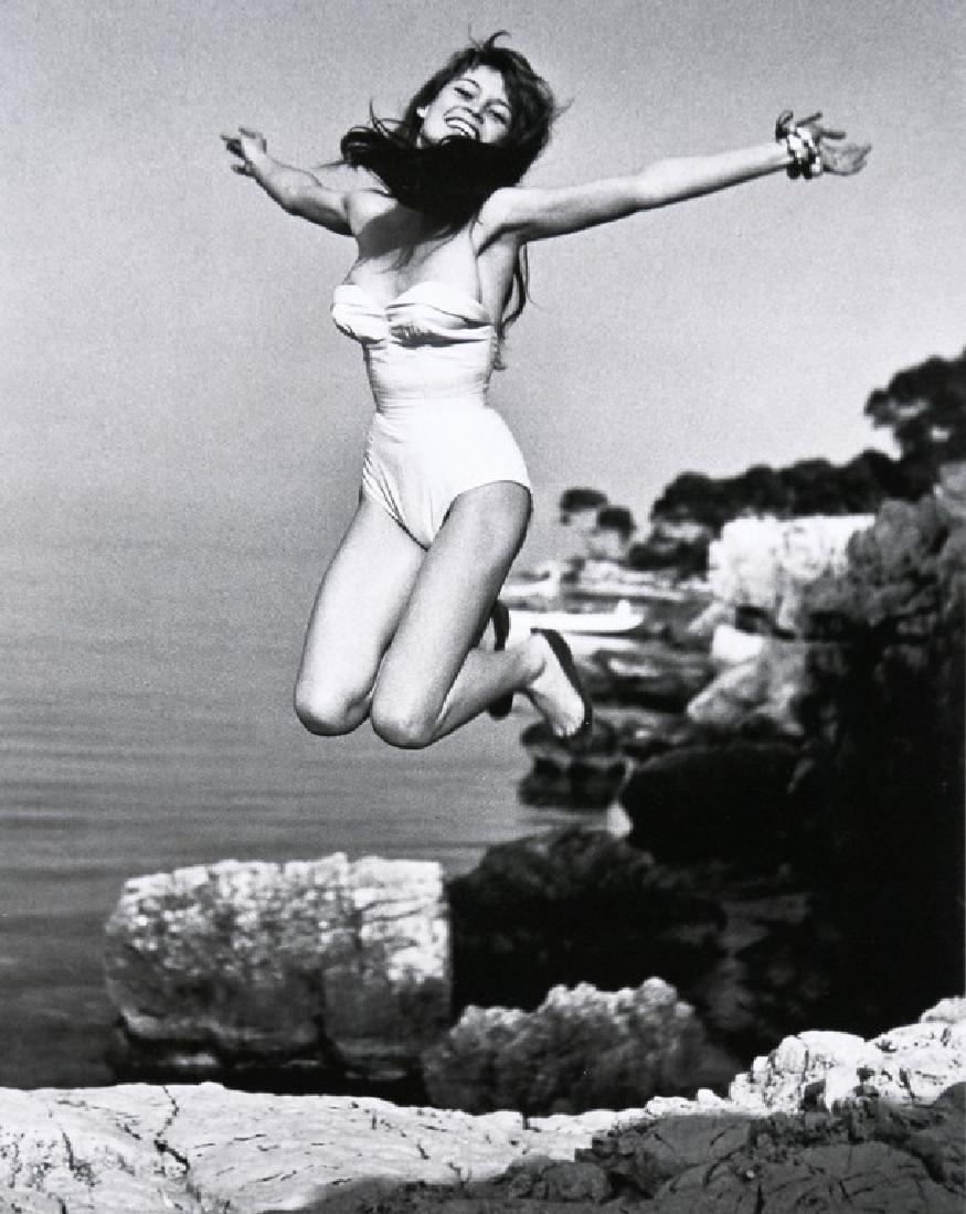 PHILIPPE HALSMAN - Brigitte bardot.La Madrague,1955 (1 of 1)