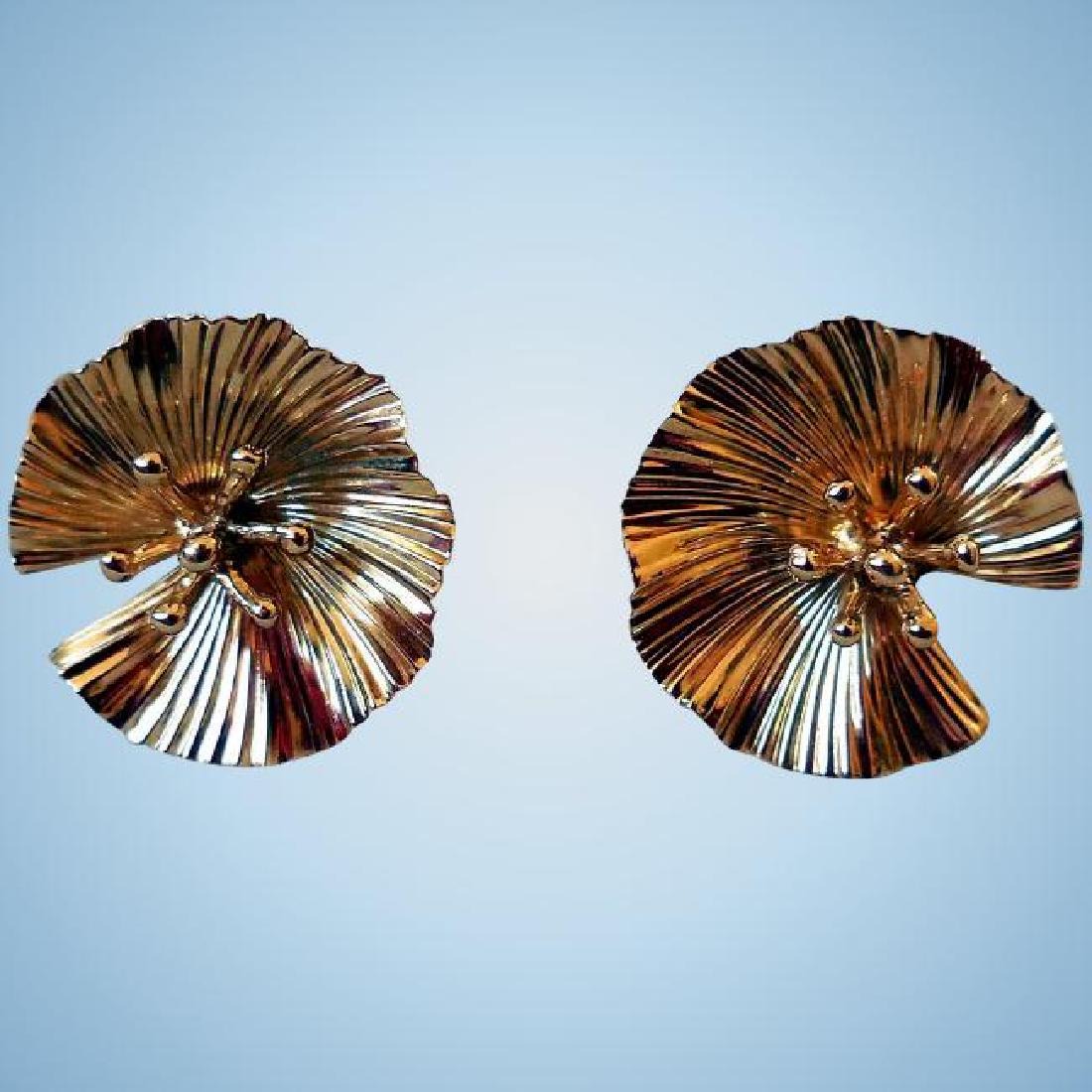 Classic 14K Gold McTeigue Earrings: Reserve Reduced! Title: Classic 14K Gold McTeigue Earrings Maker: McTeigue Origin: USA Date/Period: 1960s/70s Materials: 14K Yellow Gold Size: 1/2 inch wide This pair of earrings are in the form of pl