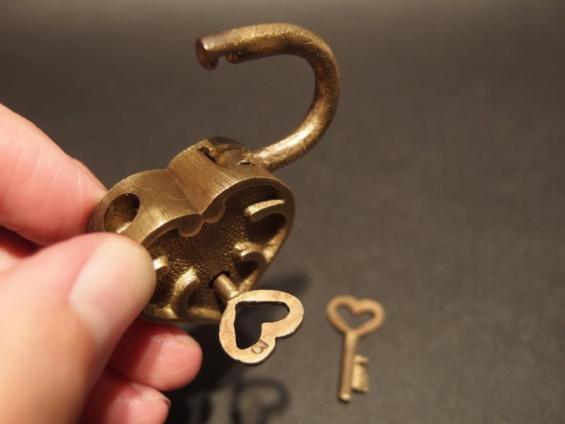 Cast Iron Trunk Chest Box Heart Padlock w Key (1 of 10)