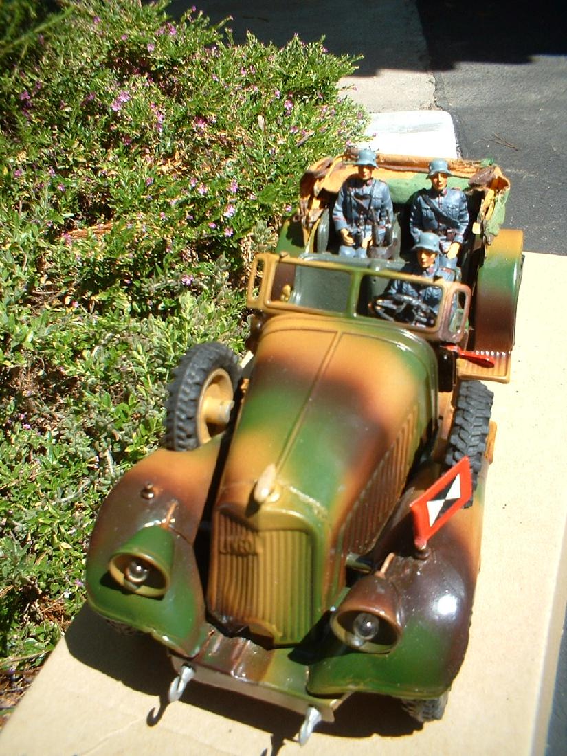 1937 Lineol staff car 1203/5, windup motor with battery (1 of 5)