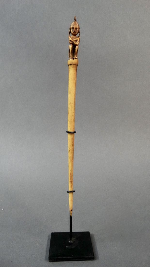 Old Leti bone hairpin Tanimbar: Reserve Reduced! Old Leti bone hairpin Tanimbar Origin: Indonesia Date: Mid 20th century Materials: Bone Size: 21 cm hairpin, 25 cm incl stand A old primitive amulet Leti cows bone hairpin from, Tanim
