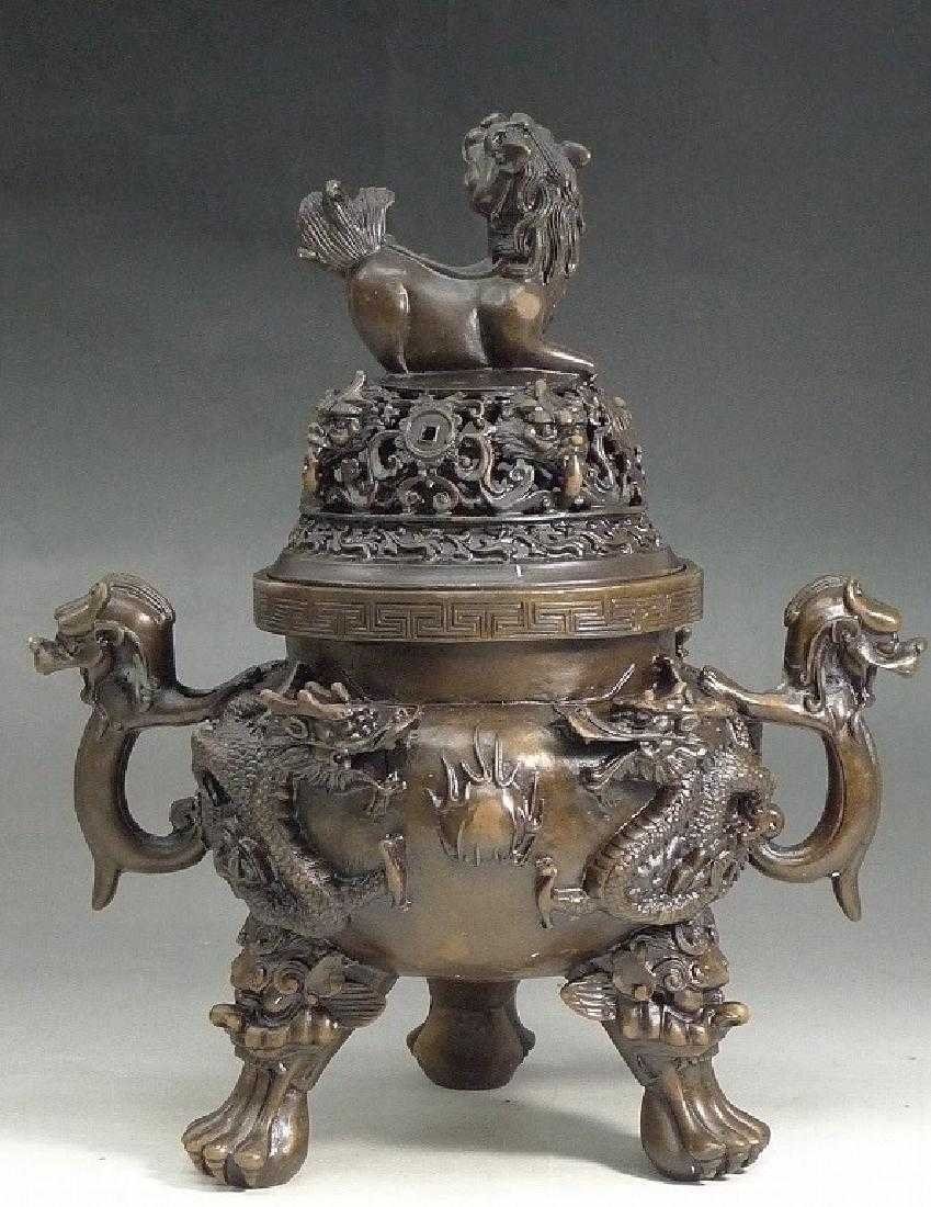 Very beautiful original bronze incense pot: Item: Very beautiful original bronze incense pot Date: End Meijiperiode Maker: Daimeo Declared Signature: Daimeo Declared Materials: Bronze Size: W 24 cm, D 17 cm, H 29.5 cm weight 3.4 kg. Very beauti