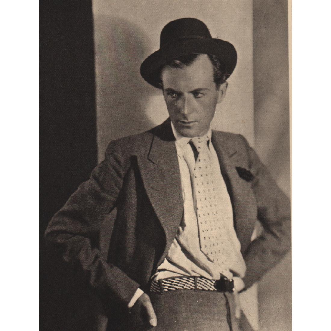 PEARL FREEMAN - Cecil Beaton: Artist: PEARL FREEMAN Print Title: Cecil Beaton Medium: Sheet-fed Gravure Printing Date: 1930's Printed in England Image Size: 3.75 X 5 inches Reserve: $30.00 Shipping: Domestic: Flat-rate of $15.00 t