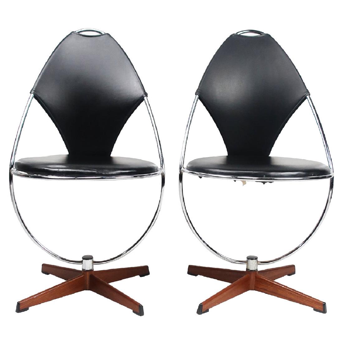 Pair of Atomic Age Dahlens Dalum Side Chairs: A pair of perfectly Atomic Age Swedish chrome swivel chairs with curved base and seat back and detachable round vinyl cushion seat. Sits on a four legged metal base covered with teak veneer, Designed