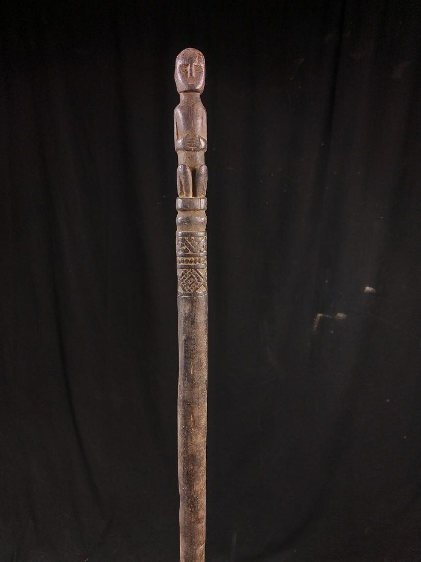Finely carved stick with ancestral figure on top -: 110 cm (inches: 43") Weight: 400 g - On offer is a genuine carved wooden walking stick with handle carved in the shape of a sitting ancestor and a traditional geometrical decoration (kaif motif). No s