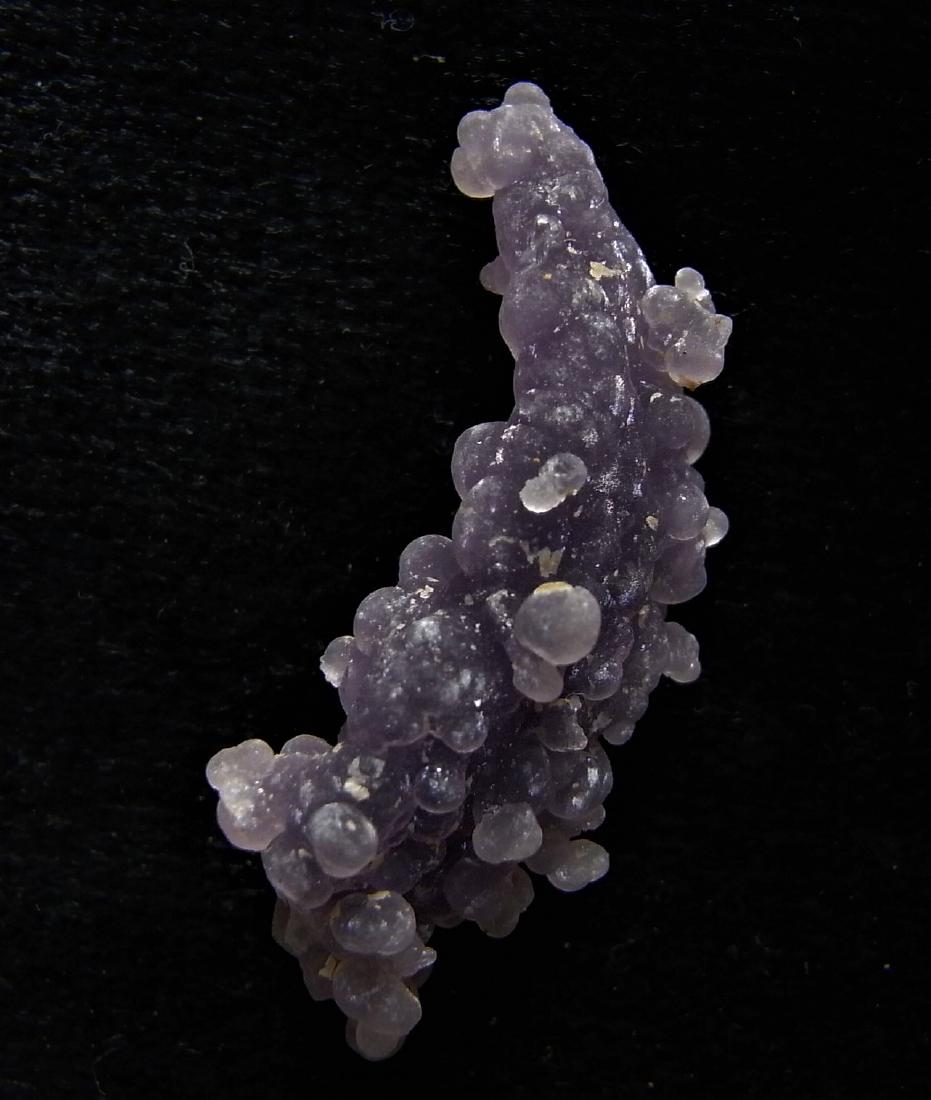 CURVED WEDGE OF GRAPE AGATE: Title: CURVED WEDGE OF GRAPE AGATE Origin: Mamuju Area, Sulawesi Barat, Indonesia Size: 4x1x1 cm / 4 gram Additional Information: curved wedge of purple grape agate chalcedony Reserve: $2.00 Shipping: