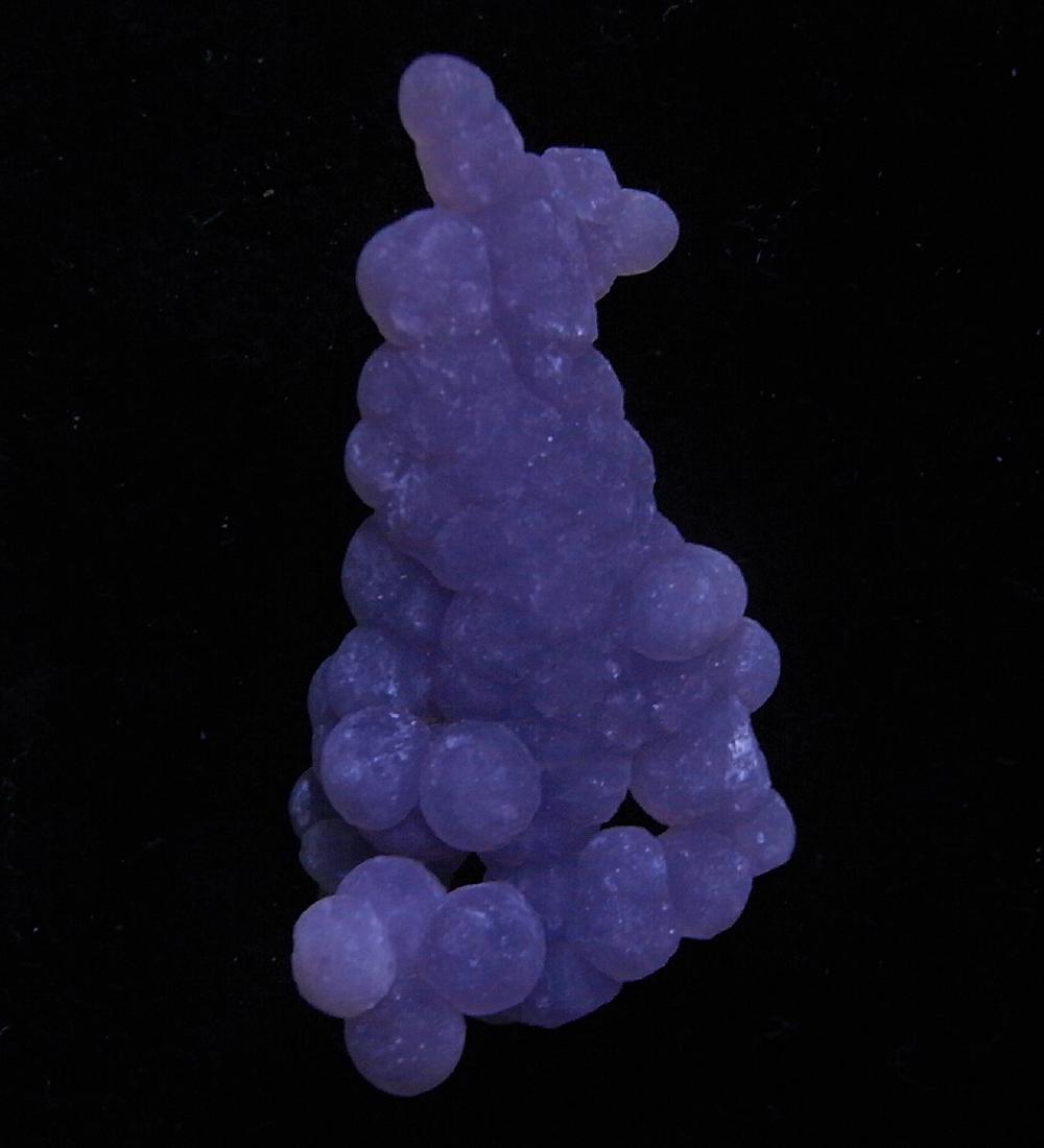 SILKY PURPLE GRAPE AGATE: Title: SILKY PURPLE GRAPE AGATE Origin: Mamuju Area, Sulawesi Barat, Indonesia Size: 3.5x1.5x0.6 cm / 4 gram Additional Information: silky purple grape agate chalcedony. undamaged Reserve: $3.00 Shipp