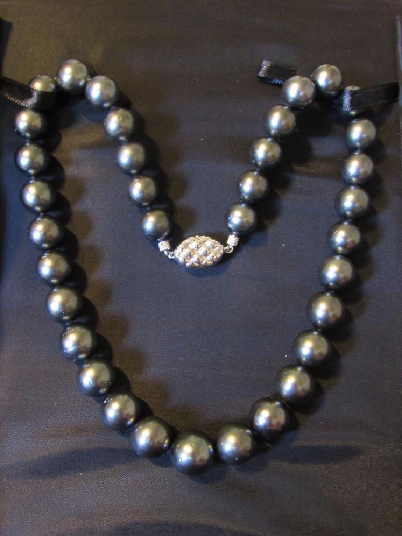 18" 11MM TO 14MM CULTURED W/PEACOCK TAHITIAN PEARL: CENTER STONE Pieces: 35 - Pearls: Newly restrung and individually knotted Shape: Round to Near round most being Round Type: Tahitian Pearl Body Color: Greenish Hue of Gray to Black with some in what t