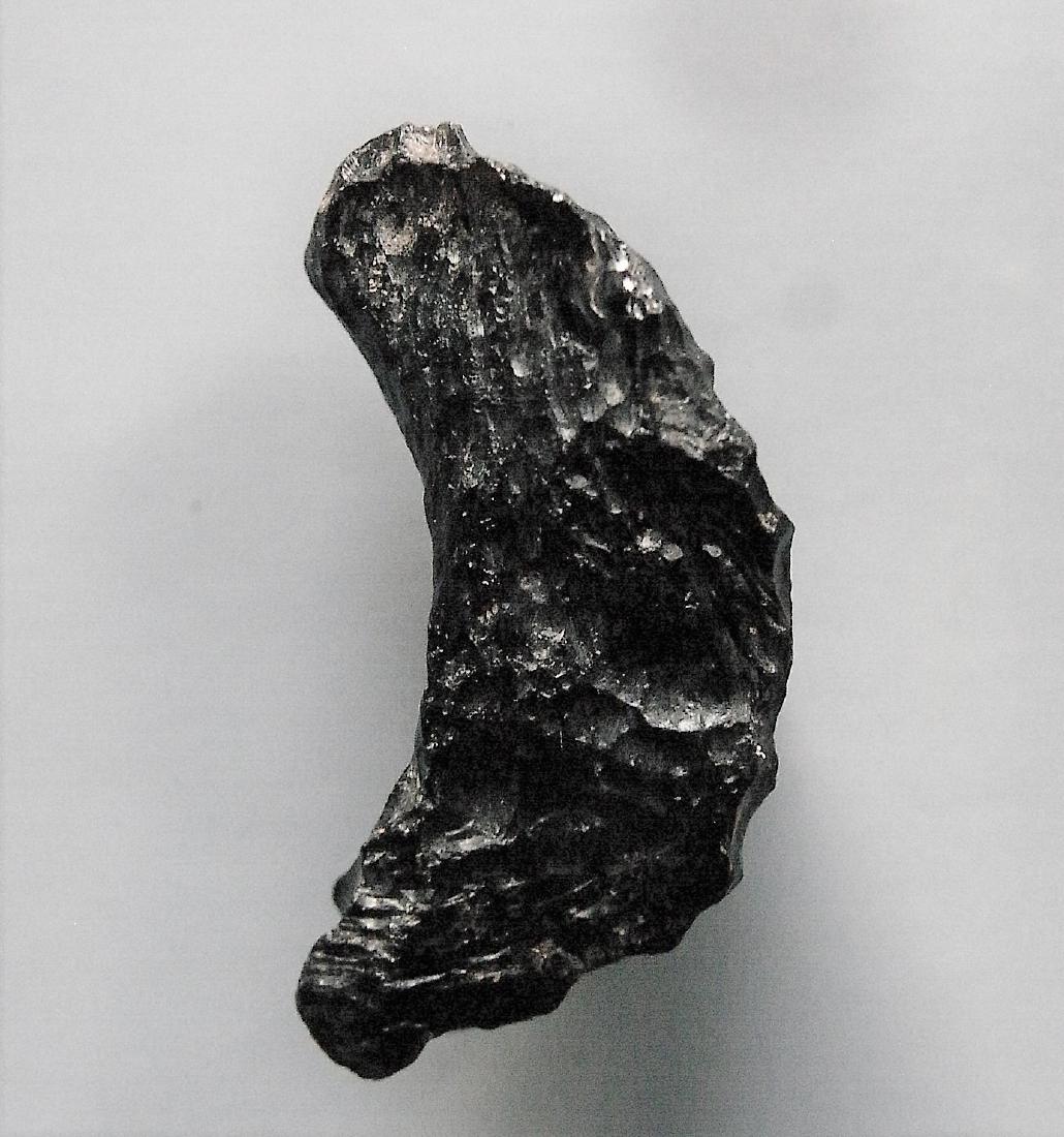 CRESCENT SHAPED THAILANDITE TEKTITE: Title: CRESCENT SHAPED THAILANDITE TEKTITE Origin: Noen Sa-Nga, Chaiyaphum Province, Thailand Size: 3x1.5x1 cm / 7 gram Description: crescent shaped thailandite tektite with pitted and smooth sides Re