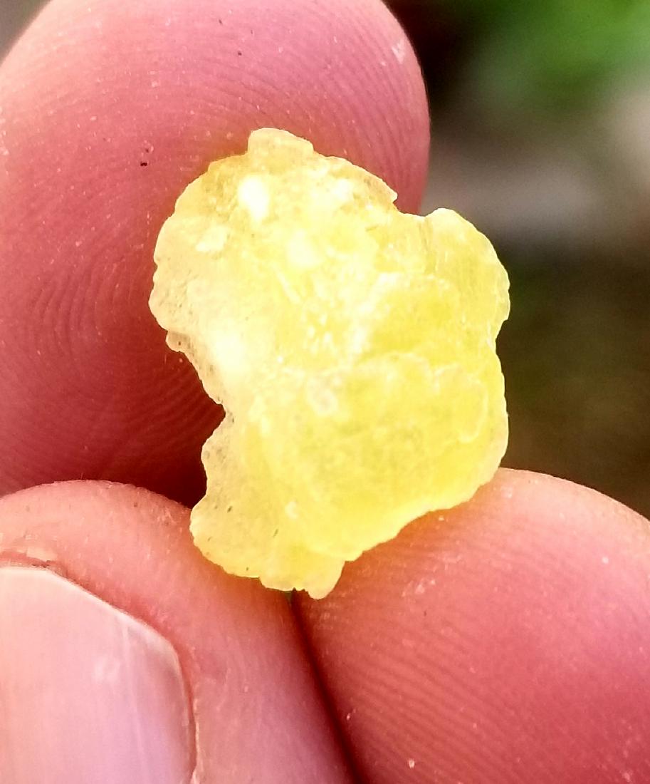 7 CARATS LEMON YELLOW BEAUTIFUL BRUCITE MINERAL: No Reserve! Title: 7 CARATS LEMON YELLOW BEAUTIFUL BRUCITE MINERAL Origin: AFGHANISTAN Weight: 7 carats Description: 7 CARATS LEMON YELLOW BEAUTIFUL BRUCITE MINERAL Shipping: Domestic: Flat-rate of $1