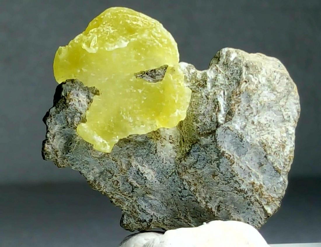 76.5 CARATS SUPREME QUALITY NATURAL YELLOWISH BRUCITE: No Reserve! Title: 76.5 CARATS SUPREME QUALITY NATURAL YELLOWISH BRUCITE MINERAL WITH MOTHER ROCK Origin: AFGHANISTAN Weight: 76.5 carats Description: 76.5 CARATS SUPREME QUALITY NATURAL YELLOWISH BRU