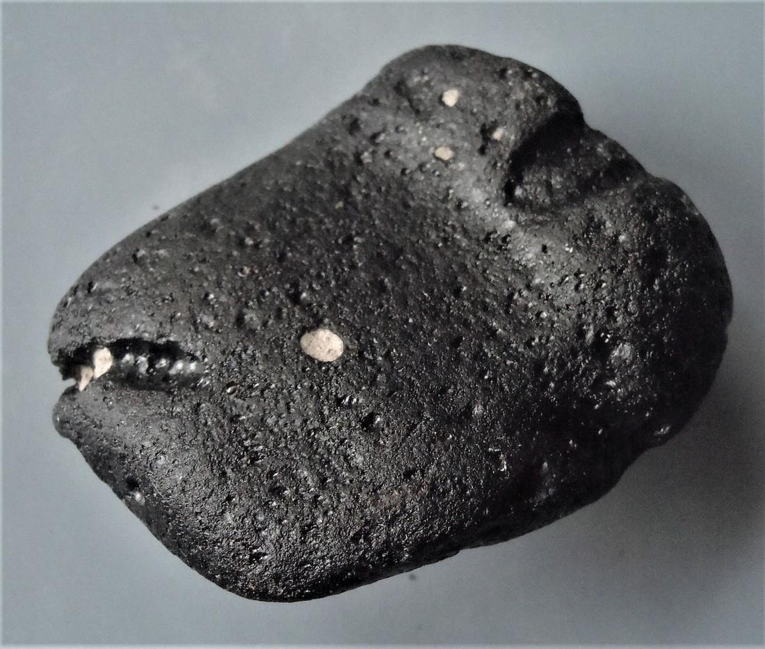 BIG, PILLOW/PATTY SHAPED RIZALITE TEKTITE: Title: BIG, PILLOW/PATTY SHAPED RIZALITE TEKTITE Origin: Paracale, Camarines Norte, Bicol Region, Luzon, Philippines Size: 5.3x4.5x2.1 cm / 63 gram Description: unusual flat, pillow/patty shaped rizal