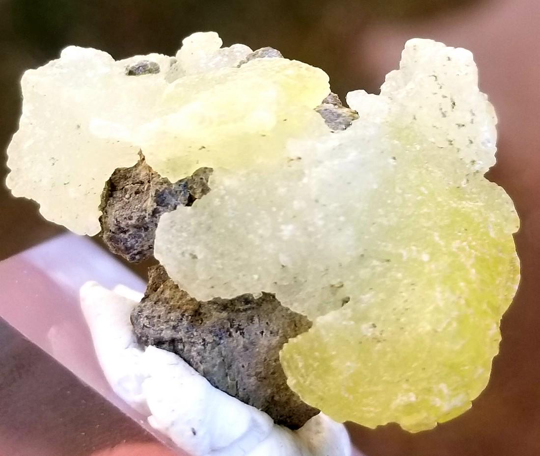 6.9 GRAMS LEMON YELLOW BEAUTIFUL BRUCITE CRYSTAL: No Reserve! Title: 6.9 GRAMS LEMON YELLOW BEAUTIFUL BRUCITE CRYSTAL Origin: AFGHANISTAN Weight: 6.9 grams Description: 6.9 GRAMS LEMON YELLOW BEAUTIFUL BRUCITE CRYSTAL Shipping: Domestic: Flat-rate of