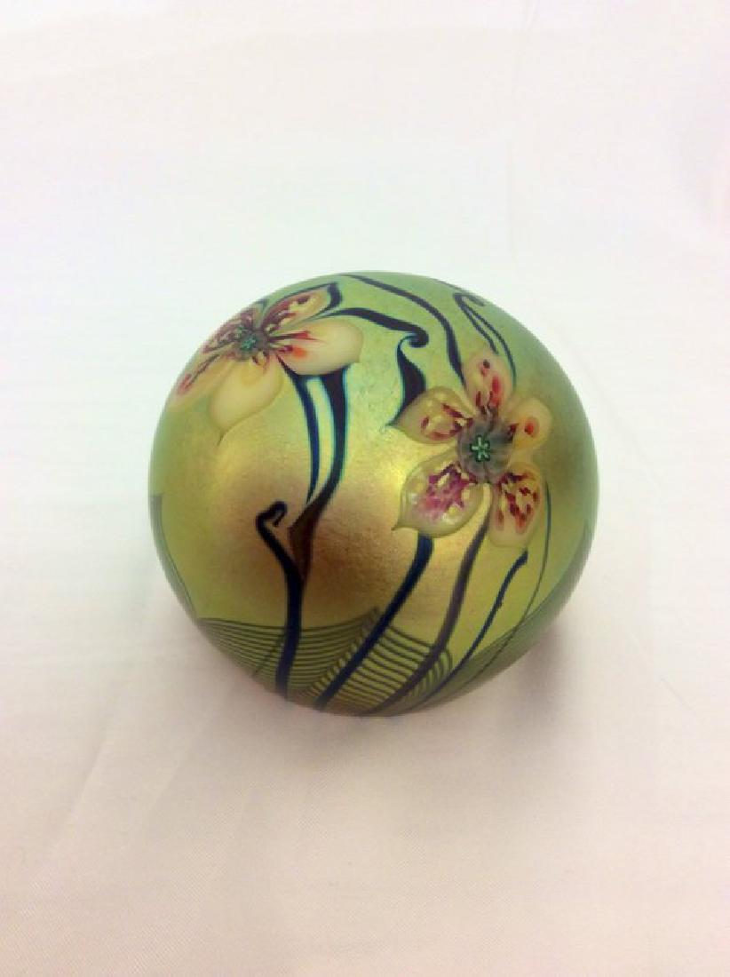 Orient & Flume spherical paperweight with floral design: Reserve Reduced! No chip and a couple faint scratches to the underside. The company of Orient & Flume was founded in 1972 at Chico, CA, by Douglas Boyd and David Ballentine Hopper. Both had studied wi