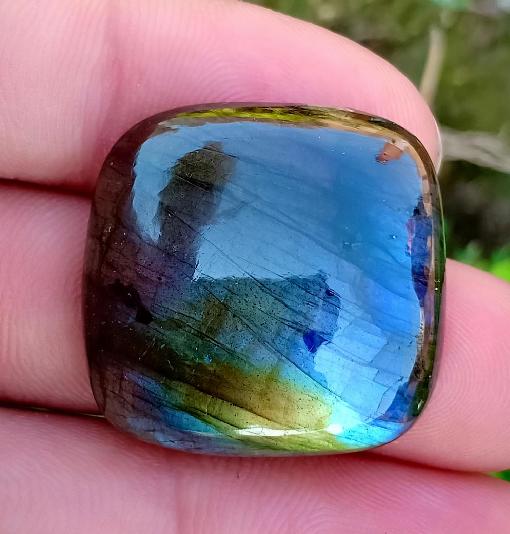47.60 Carat Beautiful Natural Labradorite Cab: Title: 47.60 Carat Beautiful Natural Labradorite Cab Color/Clarity: None Gemstone: Labradorite Carat Weights: 47.60 Carat Size/Dimensions: 25x25x8 mm Origin: Africa Treatment: Natural Reserve: $15.00