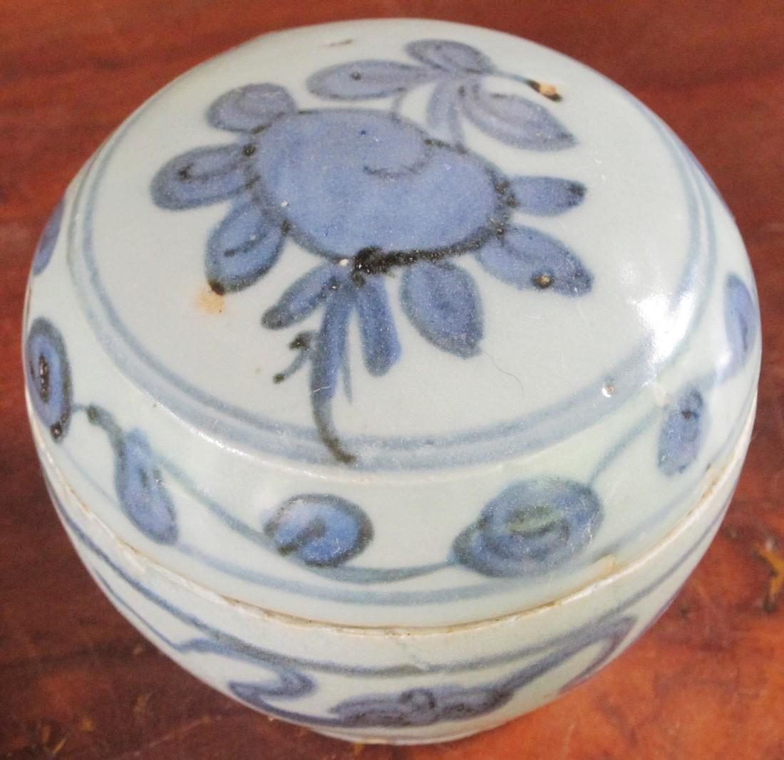 Ming box with peach: Reserve Reduced! Title: Ming box with peach Origin: China Date/Period: Ming dynasty (1368-1644) Materials: porcelain Size: width 8cm height 6,8cm Description; a little chip from the lid, see photo Res